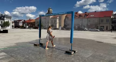 Tu ochłodzisz się w upale! Kurtyna wodna na Starym Rynku w Łomży „Wchodzisz na własne ryzyko”