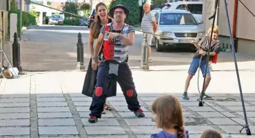 Kanadyjski żywioł na ul. Długiej. Pierrick St-Pierre rozbawił dzieci, a dorosłym dał do myślenia [VIDEO i FOTO]