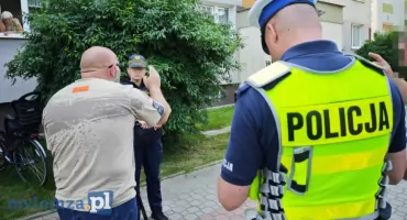 Wkurzony mieszkaniec Łomży wziął sprawy w swoje ręce! Skosił trawnik, a spółdzielnia nasłała na niego strażników i policję [VIDEO i FOTO]