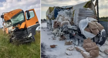  Utrudnienia na trasie S8. Zderzenie dwóch ciężarówek i mąka na jezdni