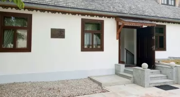 Tablica Dmowskiego w Drozdowie w końcu przeniesiona. I całe szczęście…