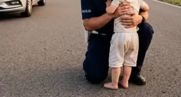 Boso, ubrany jedynie w pieluchę, samotnie spacerował środkiem jezdni