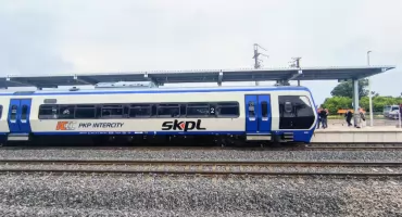 Kolejarze pouczali kierowców, a sami zaliczyli wpadkę. Pociąg Intercity uziemiony o poranku w Łomży 