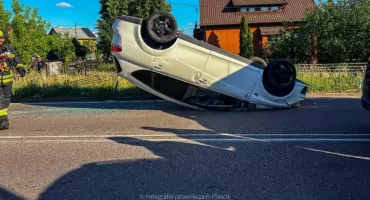 Groźne zderzenie w Nowogrodzie. Seat wylądował na dachu [FOTO]