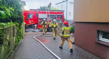 Pięć zastępów straży w akcji na ul. Chętnika. Palił się dach domu [FOTO]
