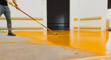Naprawa czy wymiana posadzki betonowej? Przewodnik po renowacji nawierzchni przemysłowych