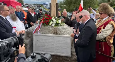Dwa światy w Jedwabnem. Braun odsłania własny monument [VIDEO i FOTO]