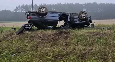 Groźny wypadek na S61. BMW dachowało po zderzeniu z ciężarówką [FOTO]