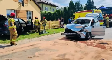 Chwila nieuwagi i zderzenie w Łochtynowie. W rozbitych autach była trójka dzieci [FOTO]