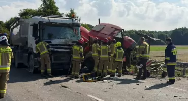 Groźny wypadek na DW667: ciężarówka kontra traktor. Kierowca traktora wypadł z kabiny [FOTO]