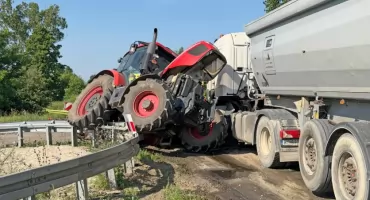 Tragiczny finał wypadku pod Jakacią Dworną. Nie żyje traktorzysta 