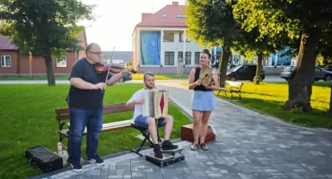 Ciepły wieczór, parkowa ławka i dźwięk pedałówki. Kurpiowska nuta niosła się po Nowogrodzie [VIDEO i FOTO]