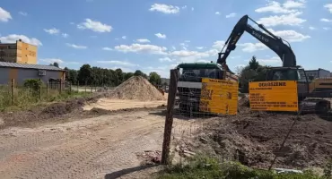 Biedronka ściga się z Dino. Kolejny supermarket powstaje w Łomży