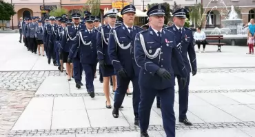 Mundury, tradycja i pociągi w tle. Łomżyńscy policjanci podsumowują rok i odbierają awanse [VIDEO i FOTO]
